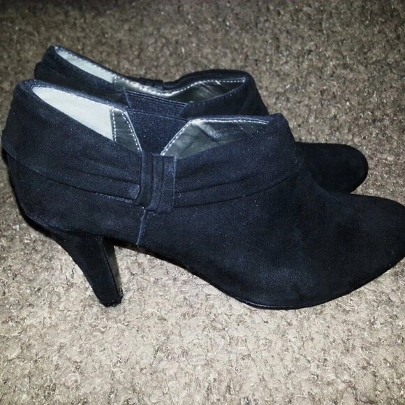 TAHARI-Grant-Black Suede-Round Toe Booties-Sz 6M-New-No Box - Picture 3 of 7